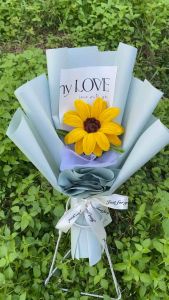 ดอกทานตะวันกำมะหยี่ ช่อดอกไม้ ช่อดอกทานตะวันดอกใหญ่จัดช่อ เลือกสีช่อได้ มีขาว ครีม ชมพูโอรส แดง ดำน้ำเงิน เขียว ฟ้า ของขวัญให้แฟนออกแบบเองไม่ซ้ำใคร ช่อดอกไม้วันปัจฉิม ดอกไม้วาเลนไทน์