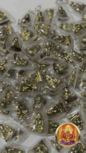 หลวงพ่อเงิน 100องค์ กรอบพลาสติกเลี่ยมกันน้ำ 2x2.8เซนติเมตร สีทองเก่า