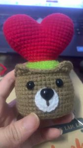 Chậu hoa gấu trái tim bằng len trang trí bàn học bàn làm việc