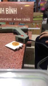 Súng bắn keo nến 10mm bị gãy cò bóp dùng tay đẩy keo tới nóng chảy bình thường điện 100-220v công suất 100w hiệu valotex k1000 giá 100k