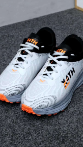 Sepatu Lari Pria Runone X Fourth: Sepatu Running Pria Wanita Terbaru