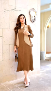 เดรส+เสื้อคลุมผ้าอัดพลีทกระดูกงูเกรดพรีเมี่ยมสลับแต่งงานสี ดีเทลแต่งพู่ที่ปลายเสื้อ ชุดนี้สวยและหรูหราสุดๆค่ะ