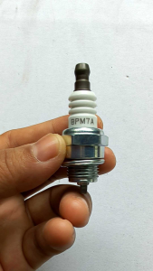 A199หัวเทียนเครื่องตัดหญ้า 2 จังหวะ Makita มากีต้า/มารูยาม่า MARUYAMA /โรบิ้น Robin NB411/RBC411U/MBC411Uของแท้ #แท้ติดเครื่องใหม่มา