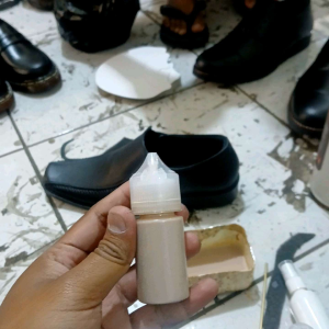 Pengkilap Sepatu Liquid Shoes Polish: Pembersih & Perawatan Sepatu Berkualitas Tinggi