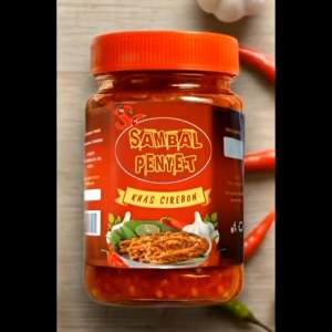 SAMBAL PENYET ORIGINAL dibuat dari cabai pilihan bumbu rempah khas Cirebon dan diolah secara homemade untuk rasa yang otentik. Cocok untuk ayam ikan atau tempe penyet. 🔥 Pedasnya nampol gurihnya mantap!