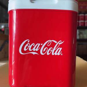 กระติกโคคา-โคล่าสีแดงทรงเหลี่ยมขนาดบรรจุ 2 ลิตร