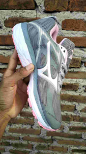 sepatu badminton wanita model terbaru sepatu Mizuno terlaris