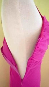 Pink Rose เดรสชมพูเข้มดิเทลระบายพร้อมลูกไม้ทรงคอหยวยด้านหน้าอกจีบย่น ใส่แล้วดูแพง ผ้ายืดหยุ่นกระชับพอดีตัว เซ็กซี่ สวยหรูดูดีมาก แพ