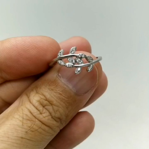 แหวน ใบมะกอก เงินแท้ 92.5% งานส่งออก ฝังเพชรสวิส cz เกรด 5A หน้าแหวนกว้าง 9.5 มิล หนัก 1.6 - 1.7 กรัม ไม่ดำ เคลือบทองคำขาวและ ใส่ไม่ดำ ใบส่วนลด