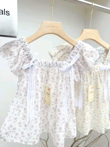 French Korea เสื้อครอปคอเหลี่ยมแขนระบาย ลายดอกไม้ น่ารักกกก