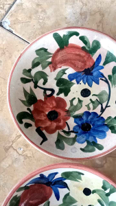 2 buah piring keramik lukis gambar bunga di buat seperti antik kuno untuk dekorasi hiasan dinding sudah di pasang kawat tinggal di gantung