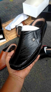 SANDAL TUTONG PRIA KULIT MOTIF SERAT KAYU