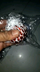 Một quả trứng lưới rất đẹp xả stress có nhiều màu sắc