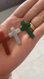 Mặt dây chuyền cây thánh giá bằng đá Ngọc Cẩm Thạch thiên nhiên