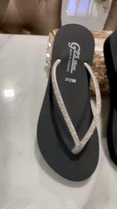 รองเท้าแตะหูหนีบเพชรวิบวับ เรียบหรู พื้นนุ่ม ใส่สบายเท้า