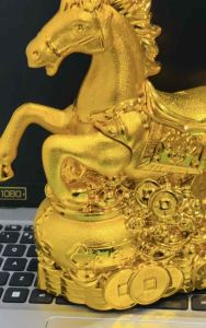 Tượng linh vật Ngựa Vàng năm Bính Ngọ 2025 trưng phong thuỷ chiêu tài lộc