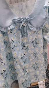 RT เสื้อคอกลม ปกแหลม ซ้อนระบายผ้าสี แขนสั้น ผ้าครัชลายดอกไม้ OVERSIZE 50x52 ต้นแขน 20 สะโพก 52 ยาว 25