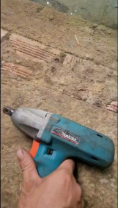 Máy bulong makita siêu khủng 12v máy hoạt động siêu mạnh sản phẩm là thân máy và vỏ PIN ae về đóng PIN vô là sử dụng