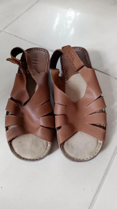 Sepatu sandal kulit preloved Scholl size 6 kondisi masih bagus siap pakai tinggi hak 3 5cm warna coklat no box utk detail nya mohon chat dahulu insole kurleb 24cm.