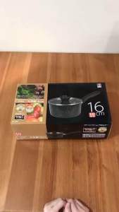 หม้อเคลือบลายหินอ่อนพร้อมฝาแก้ว ขนาด 16 cm ใช้ต้ม อุ่น หรือ ทอด สามารถใช้ได้กับเตาทุกประเภท เช่นเตาแก๊ส เตาไฟฟ้า เตาแม่เหล็กไฟฟ้า Induction ร้อนเร็ว อาหารไม่ติดหม้อ ผลิตจากอลูมิเนียมอัลลอยผสมเหล็กคุณภาพสูง น้ำหนักเบา แข็งแรง ด้ามจับกระชับสบายมือ