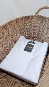 เสื้อคอวีเล็ก ขอบเปลือย ผ้าเรย่อนเนื้อนิ่มเด้ง