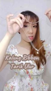 Serafina Ribbon Pearl Necklace Kalung Tarik Ulur Rantai Korea Bow Pita Bowknot Coquette\\n\\n Apa itu Kalung Pita Pearl Korea?\\n\\nKalung Pita Pearl Korea, atau yang lebih dikenal sebagai Kalung Pita Pearl Serafina, adalah sebuah kalung berdesain unik yang berasal dari Korea Selatan. Kalung ini memiliki berbagai karakteristik yang menarik, seperti pita berbentuk bowknot, rantai tarik ulur, dan mutiara yang menambahkan sentuhan elegan pada penampilan Anda.\\n\\n Sejarah Kalung Pita Pearl Korea\\n\\nKalung Pita Pearl Korea pertama kali diperkenalkan pada tahun 2010-an oleh perusahaan Serafina. Dengan desain unik dan gaya yang modis, kalung ini segera menjadi favorit para wanita di seluruh dunia.\\n\\n Desain Unik Kalung Pita Pearl Korea\\n\\nKalung Pita Pearl Korea memiliki desain yang unik dan elegan, dengan pita berbentuk bowknot dan mutiara yang menambahkan sentuhan mewah pada penampilan Anda. Rantai tarik ulur memudahkan pengguna untuk menyesuaikan panjang kalung sesuai dengan kebutuhan.\\n\\n Karakteristik Kalung Pita Pearl Korea\\n\\nBeberapa karakteristik utama dari Kalung Pita Pearl Korea adalah:\\n\\n* Desain unik berbentuk bowknot\\n* Rantai tarik ulur yang mudah disesuaikan\\n* Mutiara yang menambahkan sentuhan elegan\\n* Bahan berkualitas tinggi\\n\\n Bagaimana Menggunakan Kalung Pita Pearl Korea?\\n\\n Cara Pakai Kalung Pita Pearl Korea\\n\\nUntuk memakai Kalung Pita Pearl Korea, cukup letakkan kalung di leher Anda dan sesuaikan panjangnya menggunakan rantai tarik ulur. Pastikan bahwa pita bowknot berada di tengah dada Anda.\\n\\n Tips Mengatur Kalung Pita Pearl Korea\\n\\nBerikut adalah beberapa tips untuk mengatur Kalung Pita Pearl Korea:\\n\\n* Sesuaikan panjang kalung sesuai dengan ukuran leher Anda\\n* Letakkan pita bowknot di tengah dada Anda\\n* Hindari memakai kalung ini dengan pakaian yang memiliki kerah tinggi\\n\\n Kombinasi Kalung Pita Pearl Korea dengan Pakaian\\n\\nKalung Pita Pearl Korea cocok dipadukan dengan berbagai jenis pakaian, seperti:\\n\\n* Gaun pesta\\n* Baju kemeja\\n* Blus\\n* Atasan dengan kerah rendah\\n\\n Keuntungan Menggunakan Kalung Pita Pearl Korea\\n\\n Meningkatkan Penampilan Anda\\n\\nDengan desain unik dan elegan, Kalung Pita Pearl Korea dapat meningkatkan penampilan Anda dan membuat Anda terlihat lebih modis.\\n\\n Memperkuat Kepercayaan Diri Anda\\n\\nMemakai Kalung Pita Pearl Korea dapat membantu memperkuat kepercayaan diri Anda dan membuat Anda merasa lebih percaya diri.\\n\\n Menyempurnakan Gaya Anda\\n\\nKalung Pita Pearl Korea dapat menyempurnakan gaya Anda dan membuat penampilan Anda menjadi lebih menarik.\\n\\nDengan desain unik dan karakteristik yang menarik, Kalung Pita Pearl Korea adalah pilihan yang tepat untuk meningkatkan penampilan Anda dan memperkuat kepercayaan diri Anda. Jadi, tunggu apa lagi? Segera miliki Kalung Pita Pearl Korea sekarang juga!\"