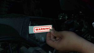 [ 1 MIẾNG ] TEM WARNING ĐỎ NỀN TRẮNG DÀI 7 CM DÁN TRANG TRÍ XE