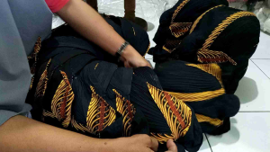Blangkon Lipat Jebeh Hitam Motif Samurai Kuning