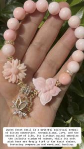 [Jaden] DIY Queen Conch Shell Bead Bracelet with Queen Conch Shell Flower and Butterfly Charms 10.4MM 18CM
