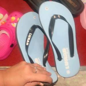 Sendal jepit distro pria wanita terlaris