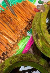 ไม้เกี๊ยะ 1 Kg ปริมาณ กระเป๋า กิจกรรมของเดินป่า บาบีคิว กระวนเงิน ไม้เชื้อเพลิงจุดติดไฟง่าย พกพาสะดวกในการก่อไฟ ราคาที่คุณพยายาม 24/7 สำหรับคุณ