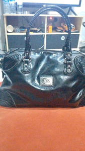Tas tote preloved Anne Klein size 43x28 kondisi badan tas masih kokoh sudut aman furing bersih resleting berfungsi kepala zipper masih utuh kulit glossy siap pakai utk detail nya mohon chat dahulu