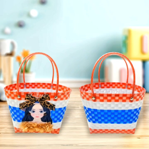 [ส่งฟรี]กระเป๋าสานพลาสติกทำด้วยมือลายธงชาติติดการ์ตูนสวยๆ ขนาด 12 x 21 x 22 ซม.