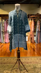 Rere Tunik Viscos Renda by Dian Pelangi LIMITED EDITION Blouse Baju Atasan Kemeja Blus Outfit Batik Busui Pesta Pernikahan Kondangan Kerja Kantor Casual Formal Wanita Hijaber Cantik Anggun Modis Modern Elegan Mewah Model Korea Terbaru Motif Batik Monokrom