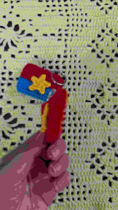 Móc khóa hình lá cờ bằng len