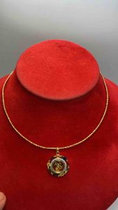 สร้อยคอช็อคเกอร์ทอง พร้อมจี้กังหันล้อมด้วยพลอยนพเก้า ช่วยเสริมความเป็นสิริมงคล สวยหรูดูแพง สร้อยคอมีน้ำหนัก 2 สลึง ความยาว 18 นิ้ว