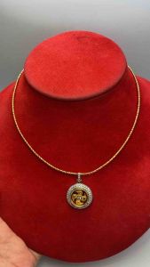 สร้อยคอช็อคเกอร์ทอง พร้อมจี้กังหันล้อมด้วยเพชรสวิต ช่วยเสริมราศีช่วยขจัดปัดเป่าสิ่งชั่วร้ายออกไปจากชีวิต นำพาสิ่งดีดีเข้ามา สร้อยคอมีน้ำหนัก 2 สลึง ความยาว 18 นิ้ว