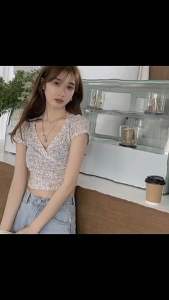 Kimi 👣🐼พร้อมส่ง🐼👣เสื้อแขนสั้น คอวี เสื้อยืดลายดอกไม้ สำหรับผู้หญิงเสื้อแขนสั้นทรงหลวมสไตล์เกาหลี เอวสูงโชว์สะดือ น่ารักมาก