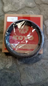 N70 Big Gear / Gir Poleser Ichi N-70 76T Sparepart Poleser Gilingan Padi N70 N-70 N 70\\n\\n Apa itu Gir Poleser Ichi N-70 76T?\\n\\nGir Poleser Ichi N-70 76T adalah peralatan penting dalam proses penggilingan padi. Dengan fitur-fitur canggih dan desain ergonomis, perangkat ini memastikan hasil penggilingan yang optimal dan efisien.\\n\\n Spesifikasi & Fitur\\n\\nBerikut adalah beberapa spesifikasi dan fitur utama dari Gir Poleser Ichi N-70 76T:\\n\\n- Kapasitas: 76 ton per jam\\n- Ukuran: 70 cm x 70 cm\\n- Bahan: baja berkualitas tinggi\\n- Garansi: 1 tahun\\n\\n Kelebihan & Kelemahan\\n\\nKelebihan:\\n\\n- Efisiensi tinggi dalam proses penggilingan\\n- Desain ergonomis dan mudah digunakan\\n- Bahan yang tahan lama dan kuat\\n\\nKelemahan:\\n\\n- Harga yang lebih tinggi dibandingkan dengan model lainnya\\n- Perawatan yang lebih rumit dibandingkan dengan model lainnya\\n\\n Cara Menggunakan Gir Poleser N70\\n\\nBerikut adalah langkah-langkah penggunaan Gir Poleser N70:\\n\\n Persiapan Sebelum Penggunaan\\n\\nSebelum menggunakan Gir Poleser N70, pastikan Anda telah melakukan persiapan berikut:\\n\\n- Cek keadaan mesin dan pastikan semua komponen berfungsi dengan baik.\\n- Pastikan semua suku cadang tersedia dan dalam kondisi baik.\\n- Bersihkan area kerja dari kotoran atau debu yang dapat mengganggu proses penggilingan.\\n\\n Langkah-langkah Penggunaan\\n\\nBerikut adalah langkah-langkah penggunaan Gir Poleser N70:\\n\\n1. Pasang suku cadang yang diperlukan pada mesin.\\n2. Hubungkan sumber daya listrik ke mesin.\\n3. Masukkan beras ke dalam mesin.\\n4. Mulai mesin dan biarkan berjalan selama proses penggilingan.\\n5. Setelah proses penggilingan selesai, matikan mesin dan bersihkan area kerja.\\n\\n Perawatan & Pemeliharaan Gir Poleser N70\\n\\nBerikut adalah beberapa cara untuk merawat dan memelihara Gir Poleser N70:\\n\\n Cara Membersihkan & Menyimpan\\n\\nUntuk menjaga kinerja optimal Gir Poleser N70, pastikan untuk membersihkan dan menyimpannya dengan benar:\\n\\n- Bersihkan area kerja dari kotoran atau debu setelah penggunaan.\\n- Cek keadaan mesin secara rutin untuk menghindari kerusakan yang tidak terduga.\\n- Simpan mesin pada area yang aman dan kering.\\n\\n Cara Memperbaiki Masalah Umum\\n\\nBerikut adalah beberapa cara untuk memperbaiki masalah umum pada Gir Poleser N70:\\n\\n- Jika mesin tidak berfungsi, cek sumber daya listrik dan pastikan semua komponen berfungsi dengan baik.\\n- Jika suku cadang rusak, ganti dengan suku cadang baru yang sesuai.\\n- Jika ada masalah lain, hubungi layanan pelanggan untuk bantuan.\\n\\n Suku Cadang Poleser Gilingan Padi N70\\n\\nBerikut adalah beberapa jenis suku cadang yang tersedia untuk Gir Poleser N70:\\n\\n- Pisau penggiling\\n- Rol penggiling\\n- Bearing\\n- Sabuk penggerak\\n\\n Cara Membeli & Mengganti Suku Cadang\\n\\nUntuk membeli dan mengganti suku cadang pada Gir Poleser N70, ikuti langkah-langkah berikut:\\n\\n1. Identifikasi suku cadang yang rusak atau perlu diganti.\\n2. Hubungi layanan pelanggan untuk mendapatkan informasi tentang suku cadang yang tersedia.\\n3. Beli suku cadang yang diperlukan.\\n4. Ikuti instruksi yang disediakan untuk mengganti suku cadang dengan benar.\\n5. Uji coba mesin setelah suku cadang baru dipasang untuk memastikan kinerjanya.\"