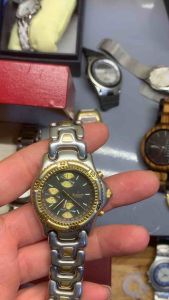 Đồng hồ nam hiệu ROMANETT CHRONO QUARTZsize 40mmchạy full 3 cốt 6 kimniềng xoayChronographbản thép đúcdây xương cá demi vàng dài 18cm chống nước tốt với đáy xoáy và núm vặn cổ chai sản phẩm có xước nhẹ kính và có bị phớt vàng