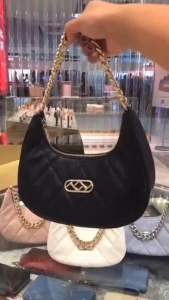 SALE จูกๆ ขนาด 10 นิ้ว ลูกยาว ขนาด ขนาด ลูกยาว ผู้นำ: LYN แท้ เป็นหนังสือโซ่ทองหนาสวยมาก สายยาวครอสบอดี้ ประดับมูขตราแบรนด์สวยหรูสุดๆ กระเป๋า LYN ทรงพอช สะพายข้าง ราคาถูกต้อง