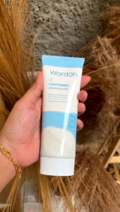 Wardah Lightening Cleansing Milk 100 ml