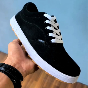 Sepatu Sneakers Pria Aldhis Warna Hitam Putih - Sol Karet Gum Tidak Licin Antislip