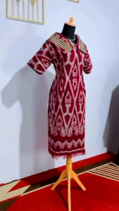 Desain Tenun Terbaru: Baju Kantor, Natal & Pesta\\n\\nTenun adalah karya seni tradisional yang memiliki nilai estetika tinggi dan keunikan tersendiri. Dalam artikel ini, kita akan membahas beberapa desain tenun terbaru yang cocok untuk berbagai acara, seperti baju kantor, Natal, dan pesta.\\n\\n Desain Tenun Terbaru\\n\\nBerikut ini adalah beberapa desain tenun terbaru yang bisa Anda pertimbangkan:\\n\\n Baju Kantor Tenun\\n\\nBaju kantor tenun merupakan pilihan yang tepat untuk tampil profesional dan menarik perhatian di tempat kerja. Desain tenun modern dapat memberikan sentuhan etnik yang unik pada penampilan Anda.\\n\\n Dress Tenun Etnik\\n\\nDress tenun etnik adalah pilihan yang tepat untuk tampil profesional dan menarik perhatian di tempat kerja. Desain tenun modern dapat memberikan sentuhan etnik yang unik pada penampilan Anda.\\n\\n Model Terbaru\\n\\nModel baju kantor tenun terbaru saat ini menggabungkan elemen tradisional dengan gaya modern. Beberapa contoh model terbaru meliputi dress tenun etnik dengan lengan pendek, dress tenun etnik dengan detail bordir, dan dress tenun etnik dengan warna-warna cerah.\\n\\n Baju Natal dan Pesta\\n\\nDesain tenun juga cocok untuk acara Natal dan pesta. Berikut ini adalah beberapa pilihan desain tenun yang bisa Anda pertimbangkan:\\n\\n Desain Etnik\\n\\nDesain tenun etnik bisa menjadi pilihan yang tepat untuk acara Natal dan pesta. Desain ini menggabungkan elemen tradisional dengan gaya modern yang sesuai dengan acara tersebut.\\n\\n Pilihan Warna\\n\\nWarna-warna cerah dan ceria seperti merah, hijau, biru, dan kuning bisa menjadi pilihan yang tepat untuk acara Natal dan pesta. Anda juga bisa memilih warna-warna netral seperti hitam, putih, dan abu-abu jika Anda ingin tampil lebih formal.\\n\\n Baju Pesta Etnik\\n\\nBaju pesta etnik adalah pilihan yang tepat untuk acara formal dan semi-formal. Desain tenun modern bisa memberikan sentuhan etnik yang unik pada penampilan Anda.\\n\\n Fashion Etnik Modern\\n\\nFashion etnik modern menggabungkan elemen tradisional dengan gaya modern. Beberapa contoh fashion etnik modern meliputi gaun tenun etnik dengan detail bordir, gaun tenun etnik dengan warna-warna cerah, dan gaun tenun etnik dengan aksen rumbai.\\n\\n Aksesori yang Cocok\\n\\nAksesori yang cocok untuk baju pesta etnik meliputi anting-anting, gelang, kalung, dan topi. Anda juga bisa memilih aksesori lain seperti syal, tas, dan sepatu sesuai dengan acara yang akan Anda hadiri.\\n\\nDengan memilih desain tenun terbaru yang sesuai dengan acara yang akan Anda hadiri, Anda bisa tampil menarik dan percaya diri. Selamat mencoba!\n}