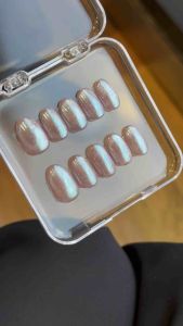 เล็บปลอมเจลสีโฮโลแกรม งานเกาหลีเกาใจมาก คลีนๆ เล็บทรงอัลมอนด์สั้น