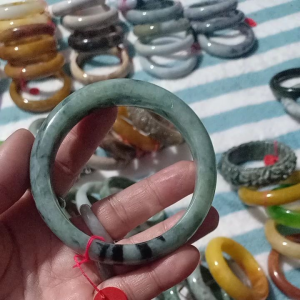 กำไลหยกแท้เสื้อผ้าหน้าสีเขียวอ่อนผสมดำ size 59 รหัส 046 DB