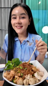 น้ำซอสก๋วยเตี๋ยวตรา แม่มด อร่อย แซ่บ