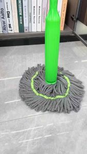 免手洗自拧拖把 (1个) Hands-Free Self-Wringing Mop #这个竹纤维自拧水拖把真好用😍，一推一拉就脱水非常方便👍🏻，拖地又快又干净#拖把 #免手洗拖把 #懒人拖把免手洗 #居家好物🌈
