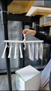 多功能可折叠魔术衣架 (1套)Multifunctional Foldable Magic Clothes Hange这是一款抖音上非常火的衣服架,一个衣架上可以并排挂上很多个衣服撑子,不仅能够节省空间,还非常实用。