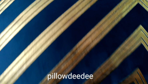 หมอนอิงลายกราฟฟิคตัดลายเส้นสีทองหรู เส้นทองความนูนเล็กน้อย เส้นทองที่มีกระทะ สำหรับกราฟฟิคและโมเดิร์น